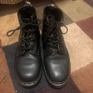 Women’s Size 7 101 Dr Martens (6 Eyelets)